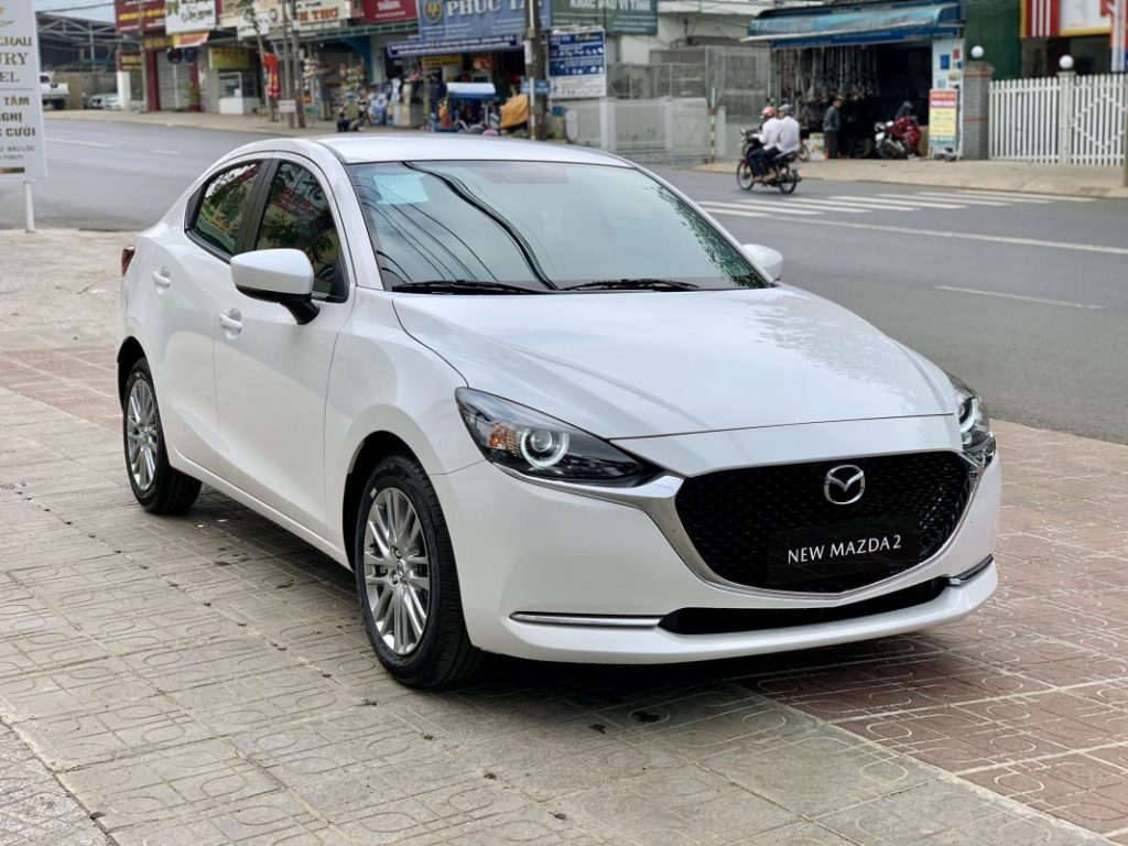 Mazda 2  màu trắng
