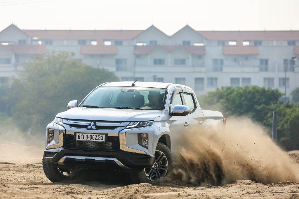 Mitsubishi Triton trắng Mitsubishi Triton trắng