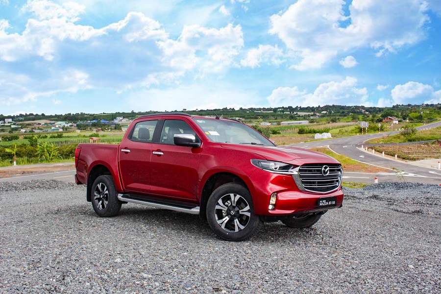 Mazda BT-50 màu đỏ