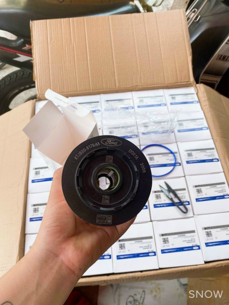 Ký tự khắc trên một phụ tùng của Ford