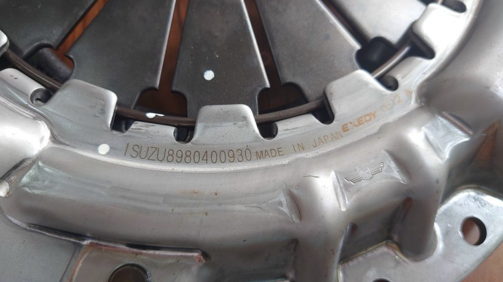 Ký tự khắc trên một phụ tùng của Isuzu Ký tự khắc trên một phụ tùng của Isuzu